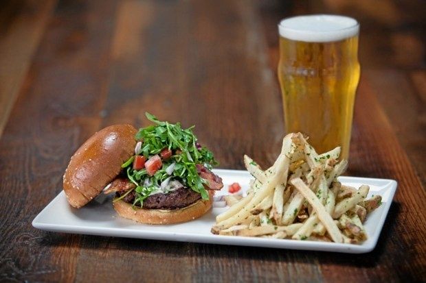 Hantverksöl serveras med hamburgare och kryddiga pommes frites
